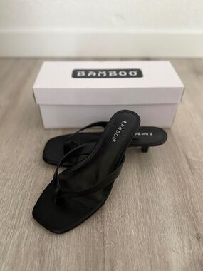 Bamboo Women’s Black kitten heel thong slip on heels Size 6 New with Box